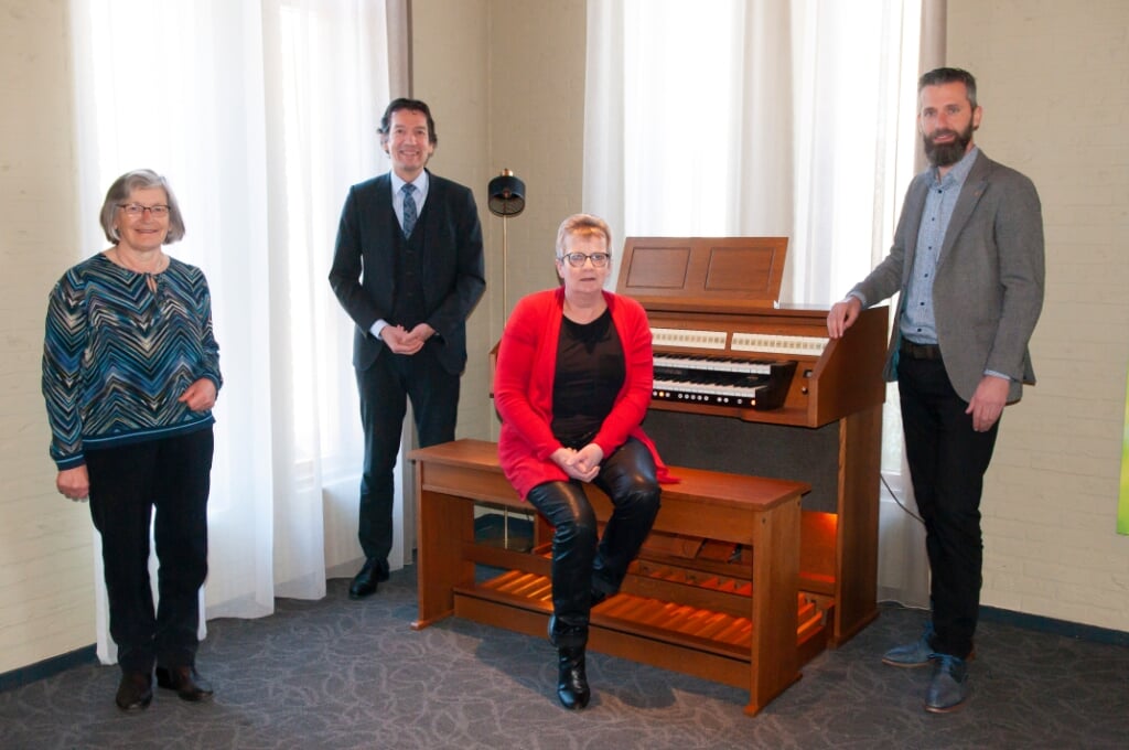 Gerrie Til, Henk-Jan Harbers, Anja Jolink en Berry van Beek (vlnr) bij het orgel in Dennenlust. Foto: PR