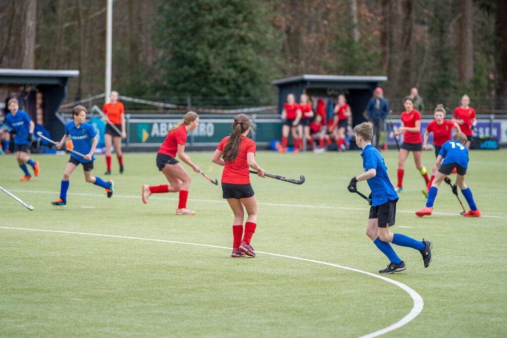 Meisjes B3 tegen Jongens C1 in de Quarantaine Cup, de tijdelijke interne mixcompetitie van LHC. Foto: Henk-Jan Winkeldermaat