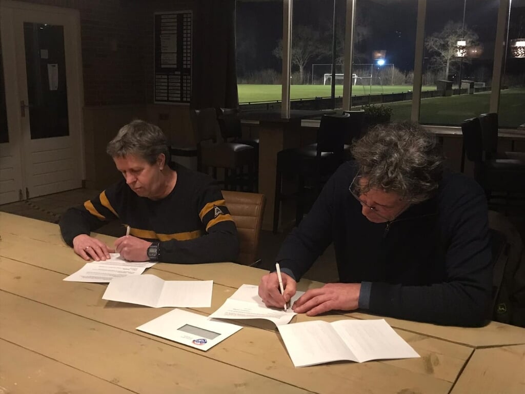 Frank Feiken tekent het contract. Foto: PR DEO