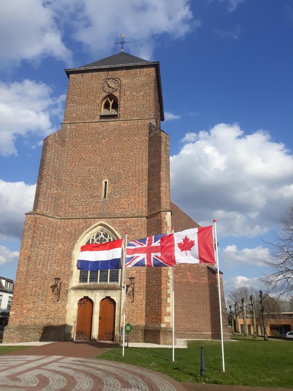 De Grote Kerk in Neede met de vlaggen. Foto: PR