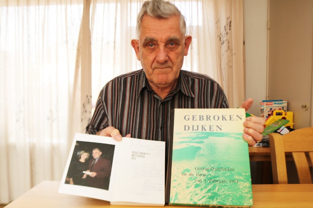 Piet de Vos met de boeken Ooggetuigen van de watersnood 1953 en Gebroken dijken. Foto: Arjen Dieperink