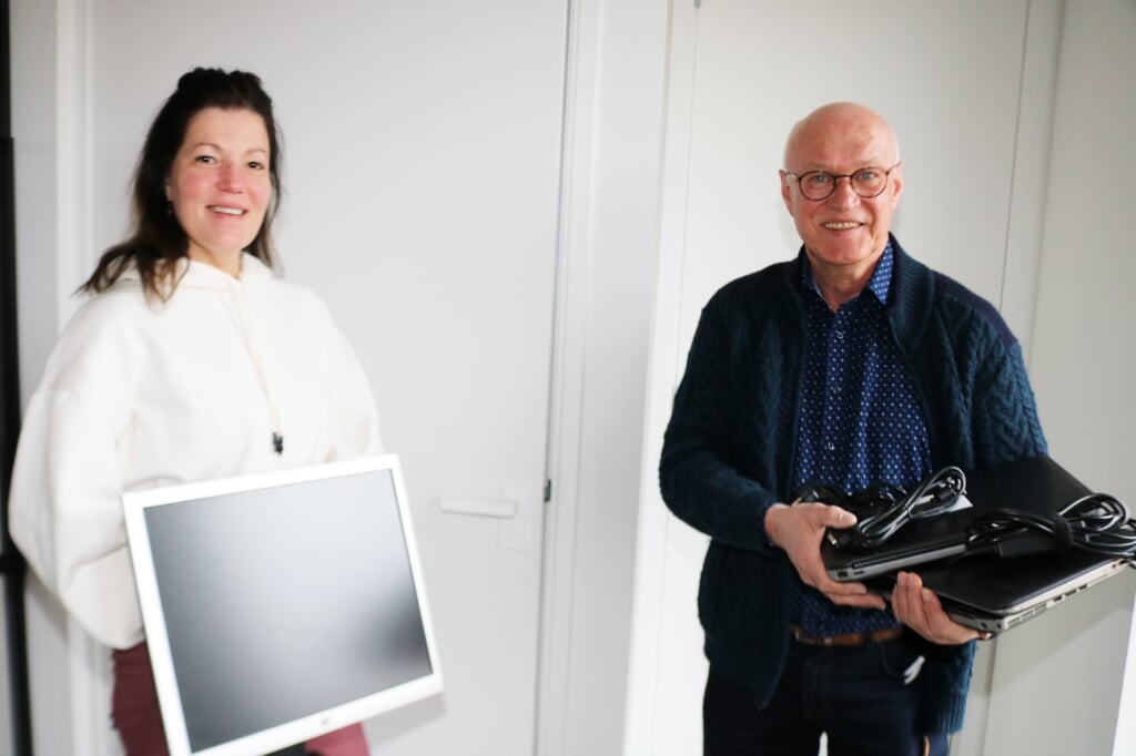 Tanja Pompe en Jan Brokötter roepen bedrijven en particulieren op om gebruikte computers en laptops te doneren. Foto: Arjen Dieperink