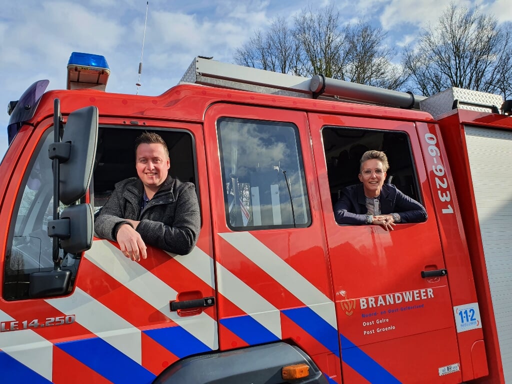 Jeroen Doest en Ilse Roerdink van Brandweer Groenlo zijn op zoek naar nieuwe collega's. 