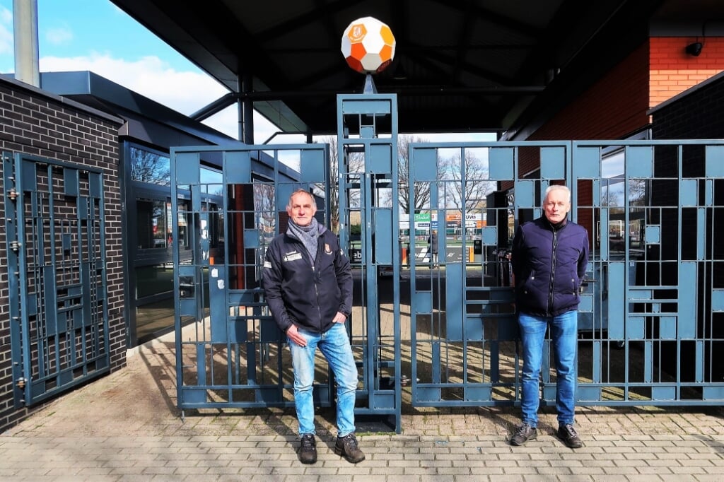 André van Bronkhorst links) en Robert Paul bij de ingang van het sportpark ‘De Treffer’ van Longa ’30. Foto: Theo Huijskes