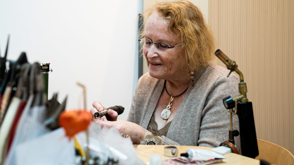 Cora Simons-Bouman aan het werk in haar Atelier De Waterlelie aan de Lange Hofstraat in Zutphen. Per 31 mei gaat zij met pensioen. Foto: Patrick van den Brink (Lutim)
