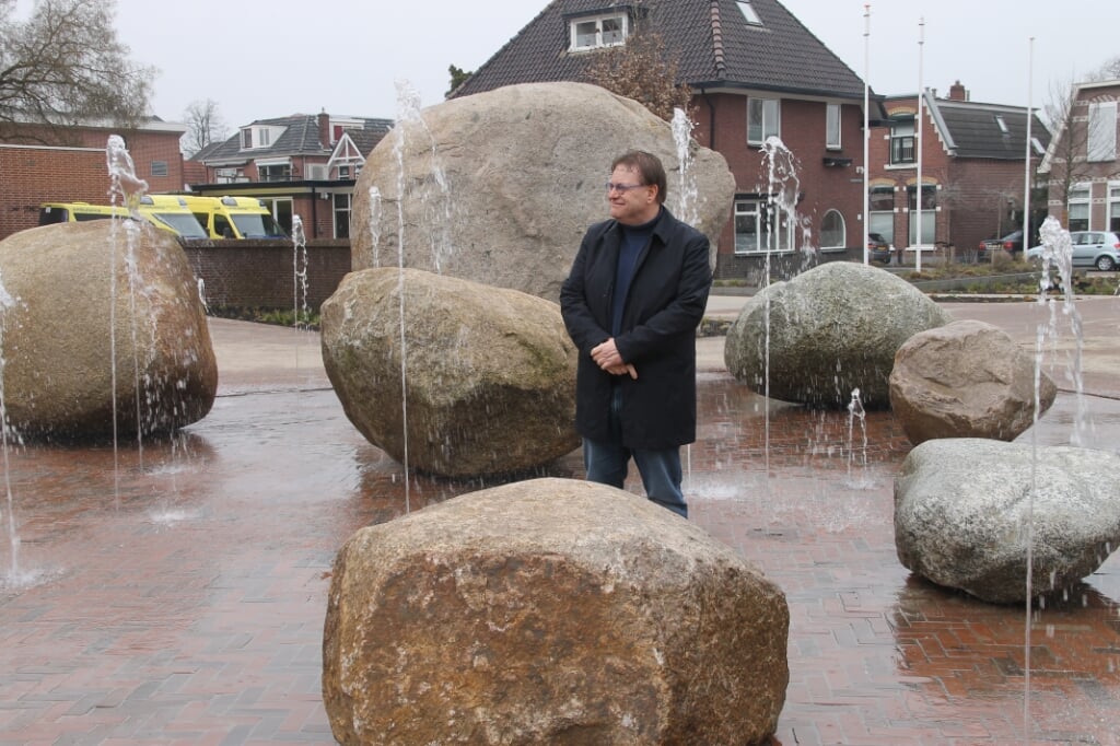 Wethouder Henk Jan Tannemaat, die de fonteintjes is werking stelde,  waagt zich tussen de 'bedriegertjes'. Foto Lineke Voltman