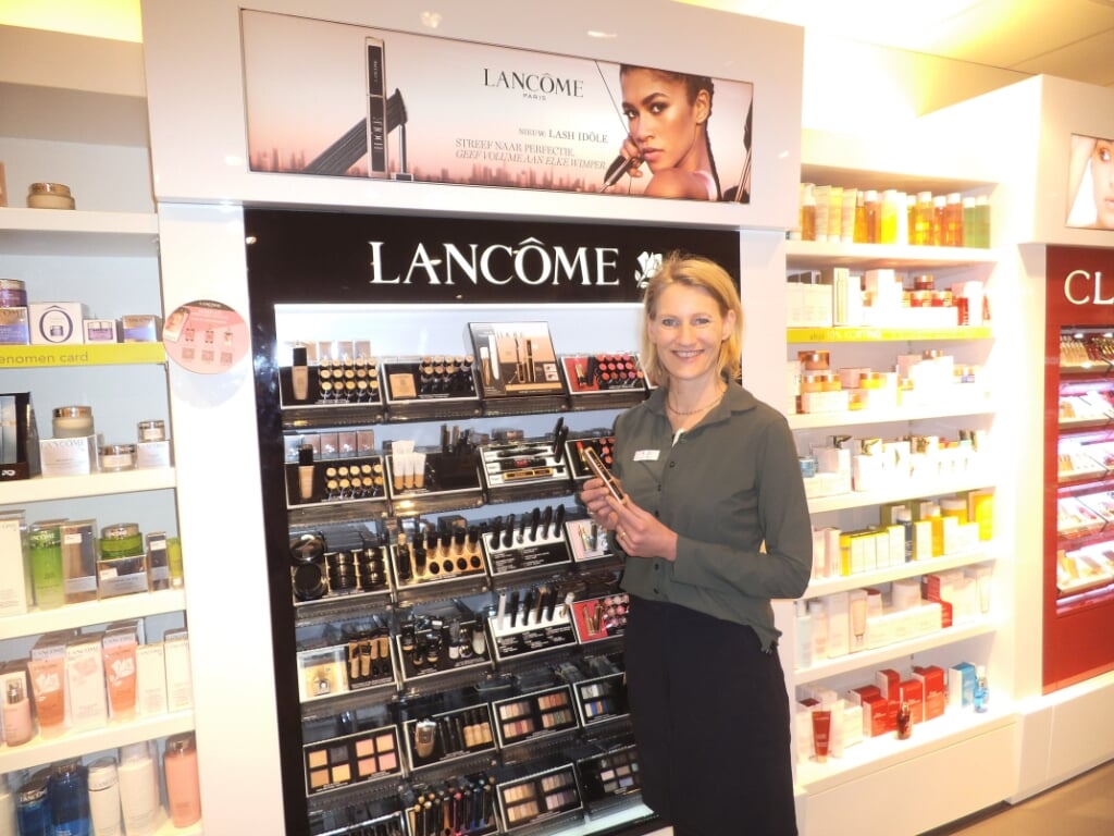Chantal Oortgiese bij een display van Lancôme. Foto: Annekée Cuppers