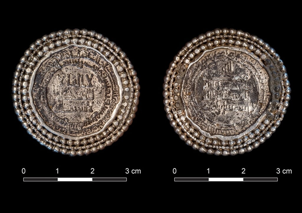 Het gaat om een vroegmiddeleeuwse Arabische zilveren munt. Foto: PR 