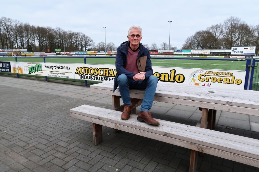 Tonnie Theissen, op het sportpark Den Elshof van ‘zijn’ voetbalclub Grol. Foto: Theo Huijskes