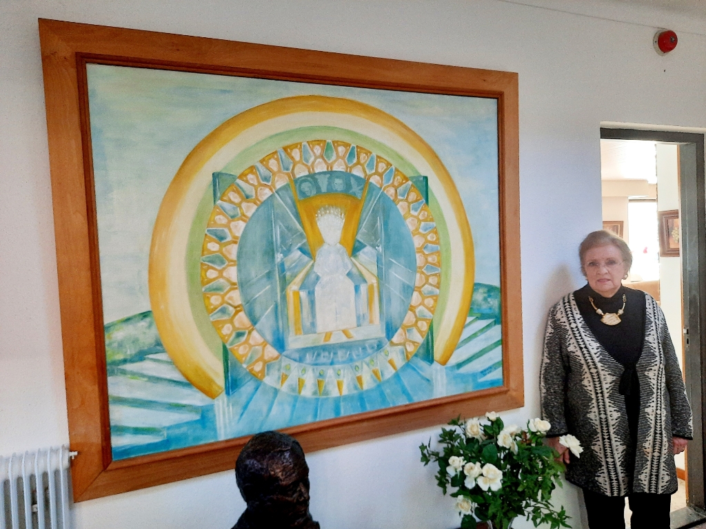 Kunstenares Hanneke Beets-Vermet met één van haar grote spirituele schilderijen. Foto: Kyra Broshuis