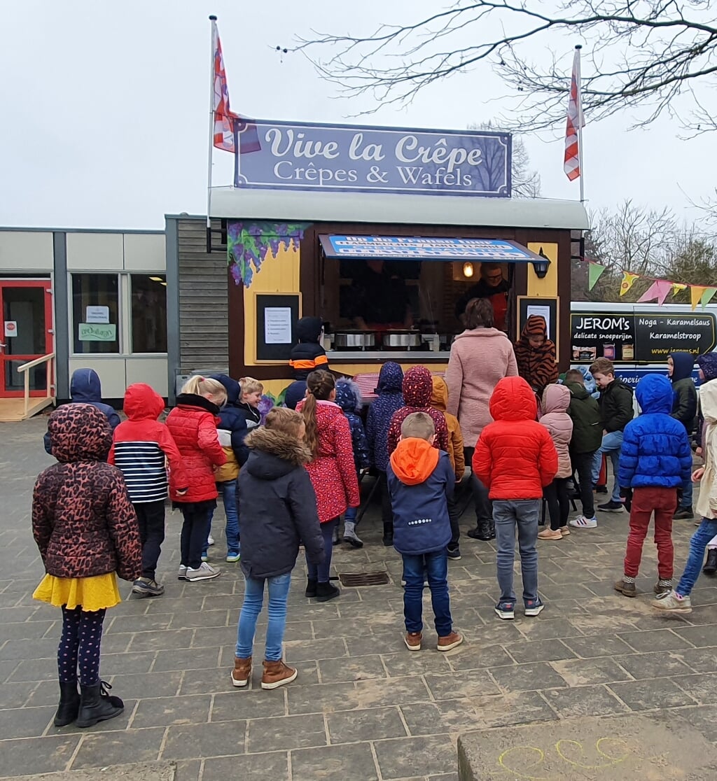 Kinderen konden de crêpes naar eigen keuze laten beleggen tijdens pannenkoekendag. Foto: Yvonne Lieftink