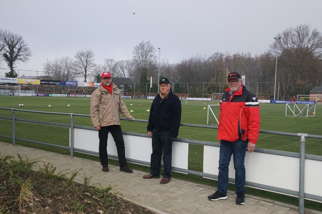 Henk Rijks, Simon Kaastra en Ed Naves op sportpark 't Wellink. Foto: Frank Vinkenvleugel