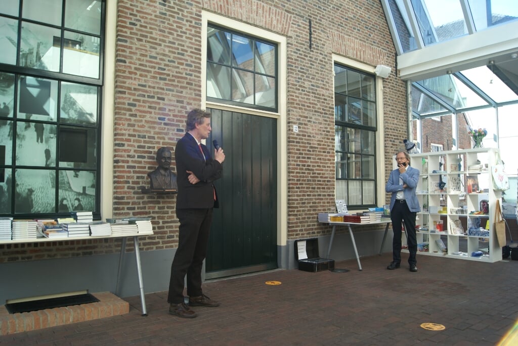 Burgemeester Anton Stapelkamp spreekt Jan Wikkerink toe. Foto Eva Schipper