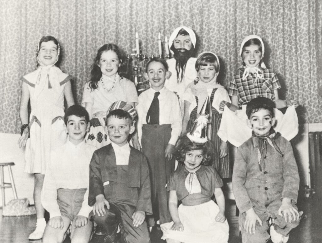 1958. Kinderen uit Zutphen en Hengelo (G) vieren van het Chanoekafeest in de synagoge aan de Coehoornsingel. Foto uit ‘De Zutphense kehille in het bijzonder’.