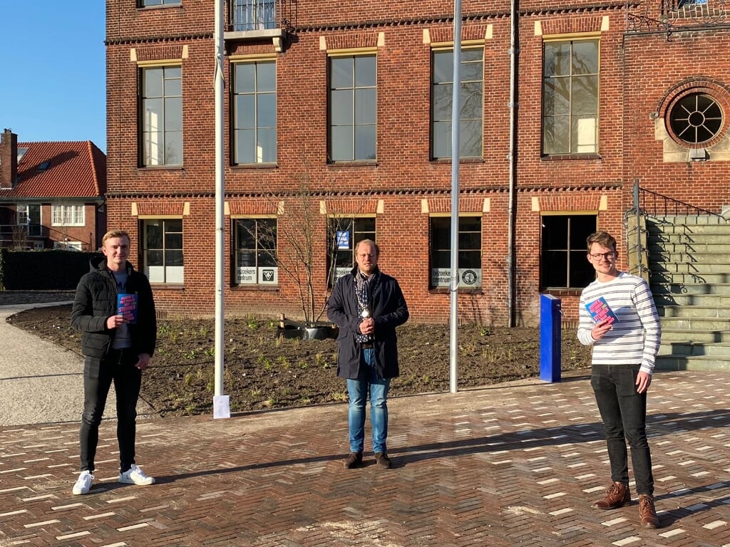 Jongeren die voor het eerst mogen gaan stemmen, ontvangen  een boekje thuis. Foto: PR gemeente Winterswijk