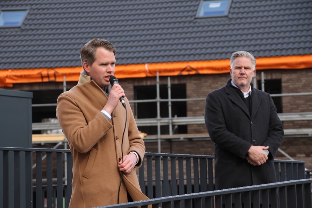 Wethouder Bart Porskamp (links) en Sjaak Jansen (namens BondGenoten) spreken de aanwezigen toe. Foto: Annekée Cuppers