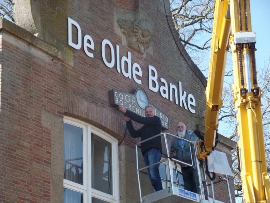 Laurens Stapelbroek (l) en Albert Vasse bevestigen de oude klok. Foto: Jan Hendriksen