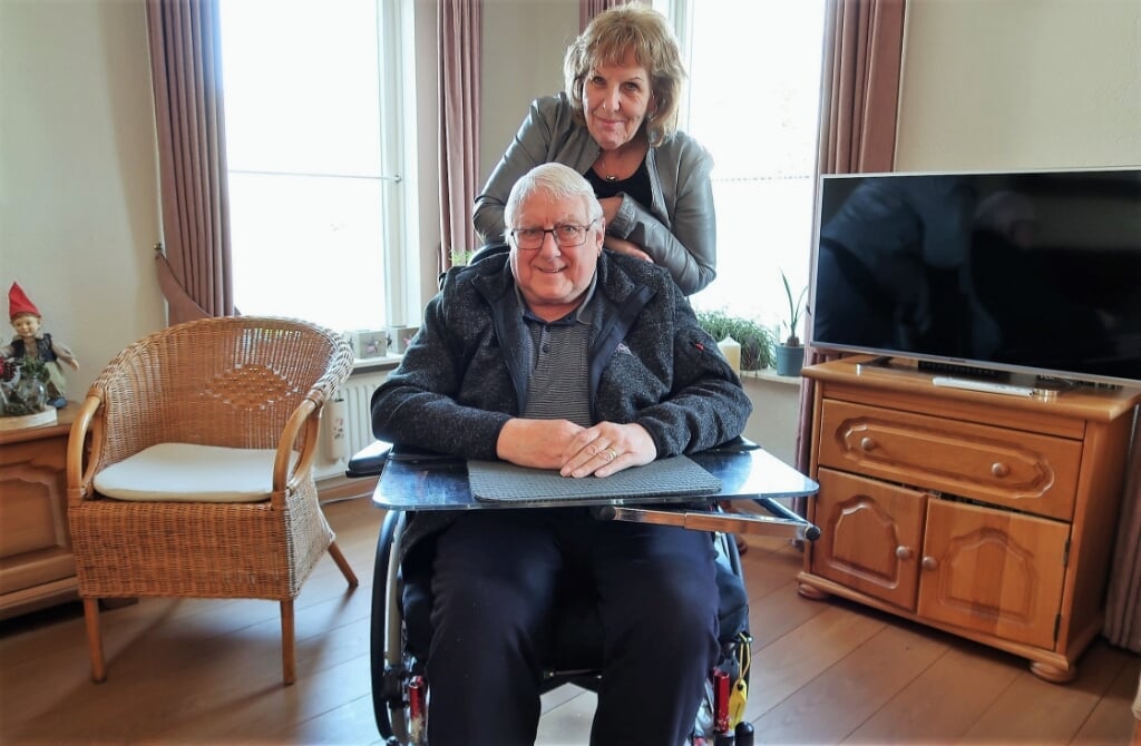 De aan de rolstoel gekluisterde Martin Jansen met zijn echtgenote Martine. Foto: Theo Huijskes