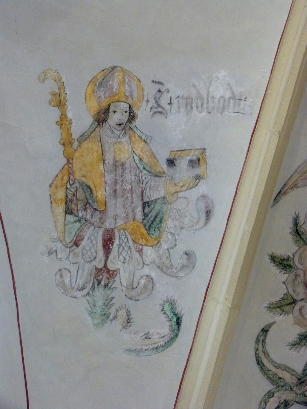 Bisschop Radboud, die in het Latijn over de zwaluw dichtte, op een muurschildering in de voormalige Broerenkerk in Zwolle, waarin nu boekhandel Waanders is gevestigd. Foto: Dries van den Akker s.j.
