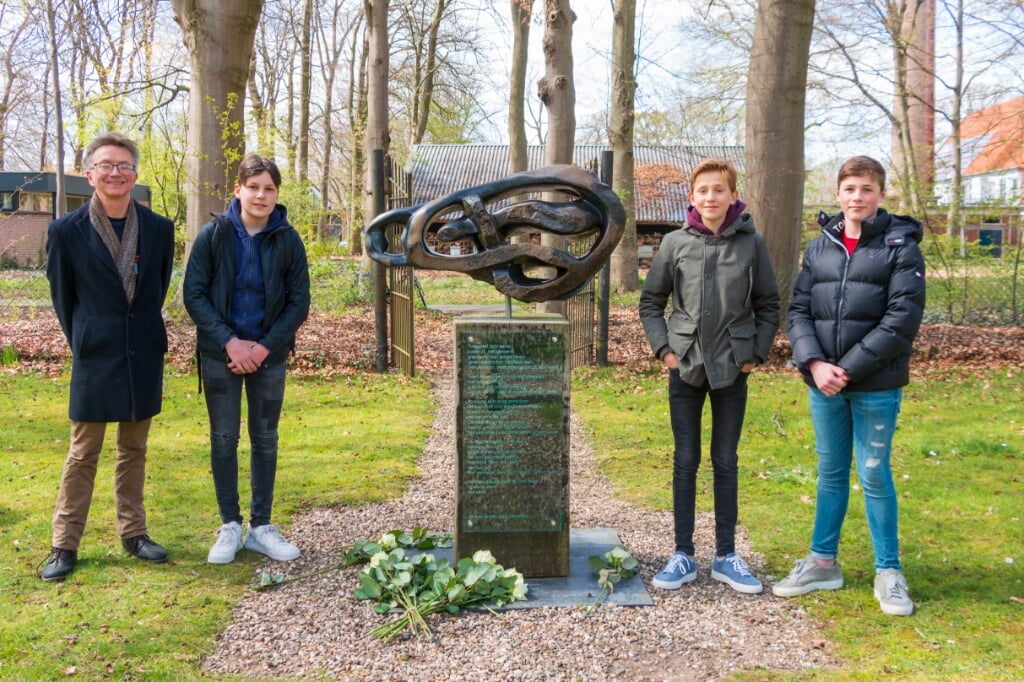 Docent René Huisman en leerlingen Kaj, Tom en Kaz  van het Isendoorn College. Foto: Henk Derksen