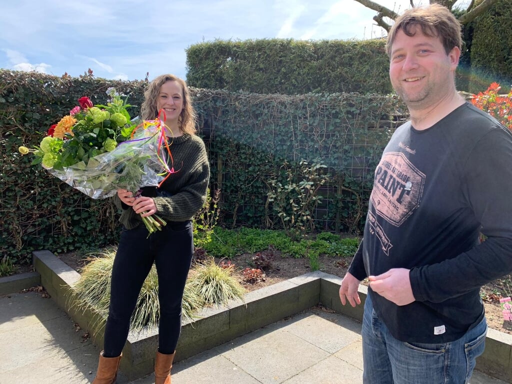 Stephan Heijerman krijgt een speldje en bloemen van bestuurslid Tessa Beusink. Foto: Thijs Mielekamp