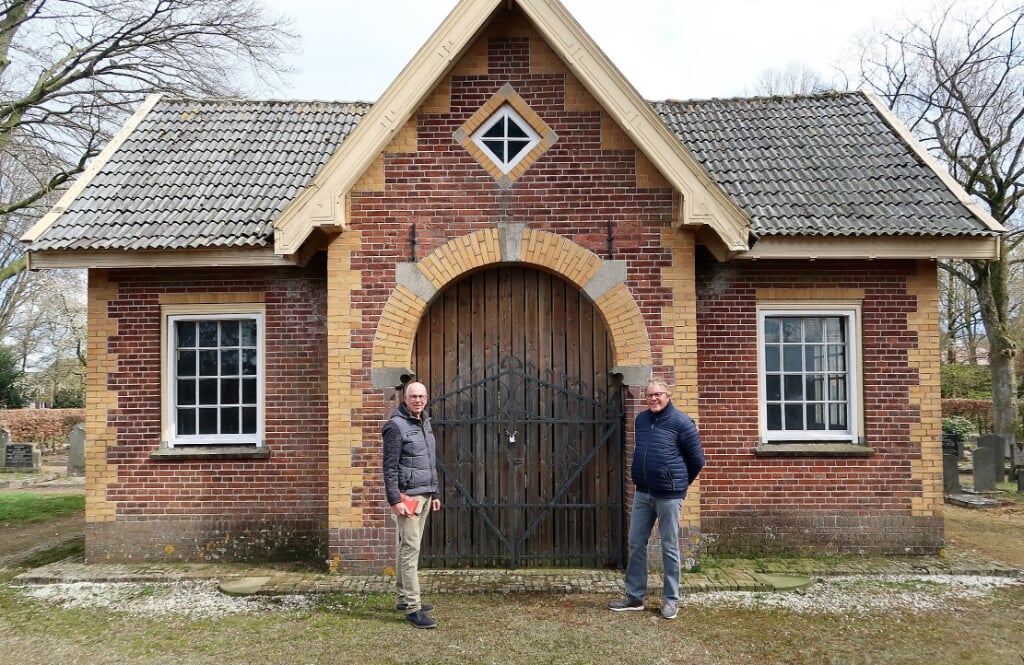 Nico Winkel (links) en Harry Vennebekken bij het te restaureren lijkenhuisje. Foto: Theo Huijskes