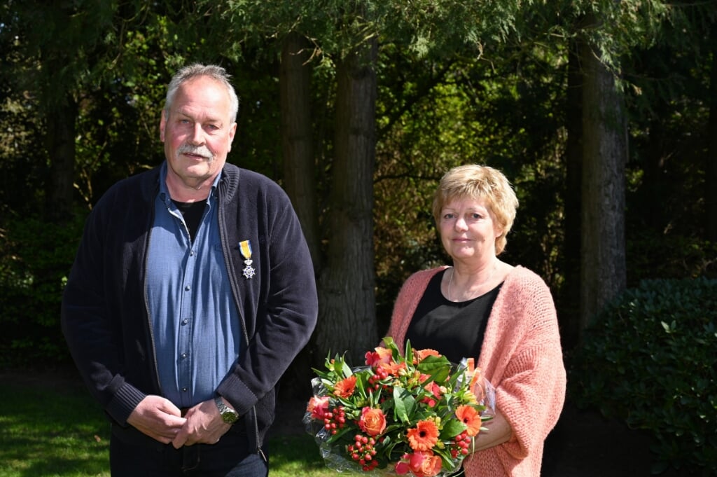 Bert Schieven kreeg zijn onderscheiding opgespeld door zijn vrouw Gerwil. Foto: Gemeente Bronckhorst