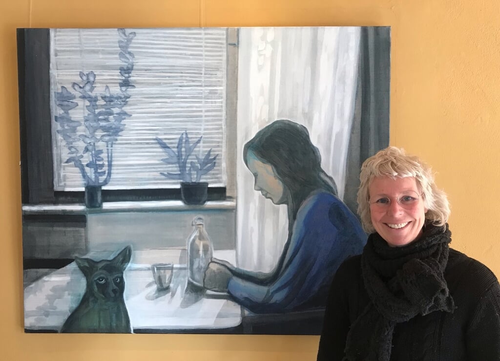 In de galerie verwelkomt Carla Nederbragt je om haar expositie ‘Room with a view’ te bezichtigen. Foto: PR