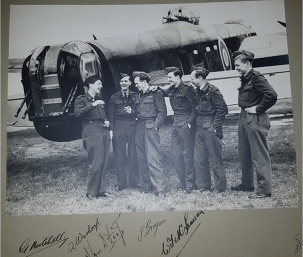 De bemanning van de bij Hackfort neergestorte Lancaster. Foto: PR 