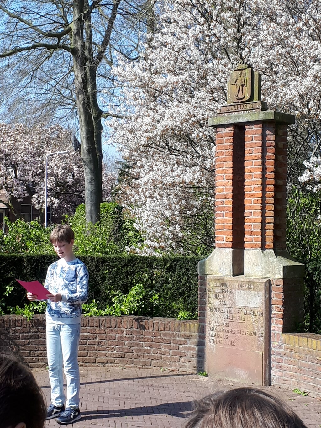 Een van de leerlingen leest een gedicht voor. Foto: Henk Mulder 