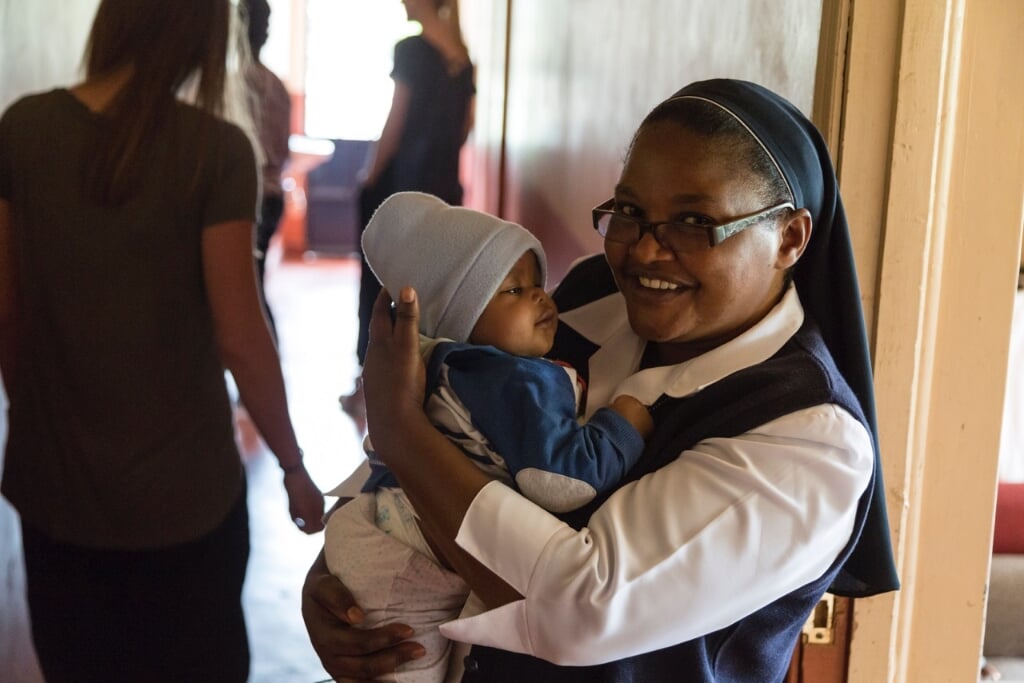De onverzettelijke en lieve zuster Jacinta zet zich fulltime in voor de baby's van de jonge moeders. Foto: PR