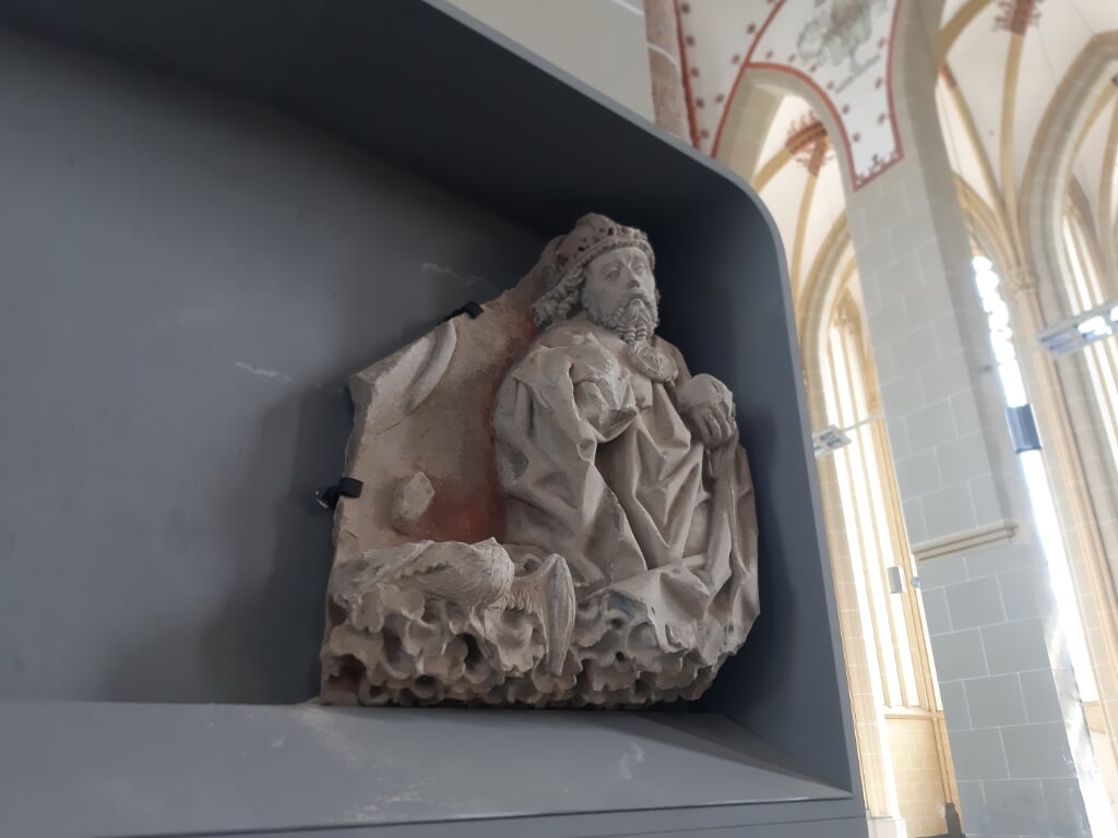 Het Godsbeeld is terug op zijn oude plek in de Walburgiskerk. Foto: Rudi Hofman