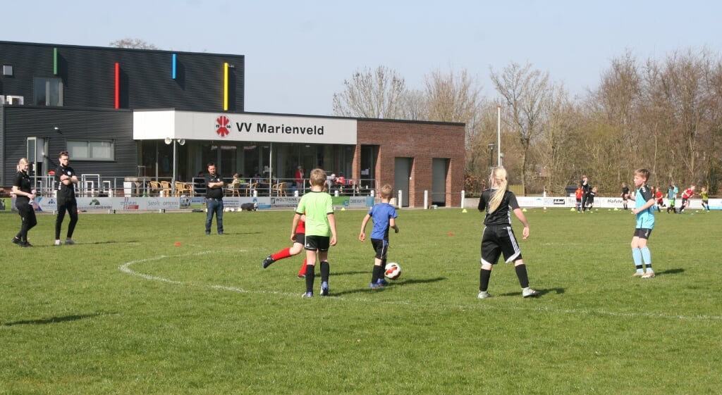 Basisschoolkinderen voetballen in Mariënvelde tijdens het Mix Voetbaltoernooi van MAZZEL. Foto: Jos Betting