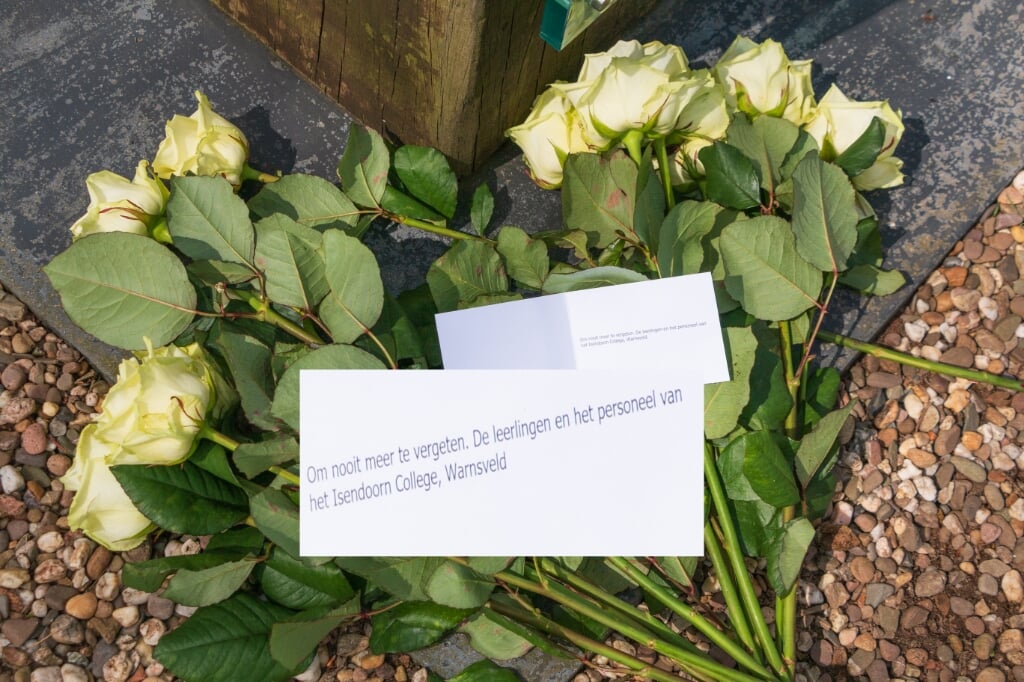 Witte rozen bij het monument. Foto: Henk Derksen