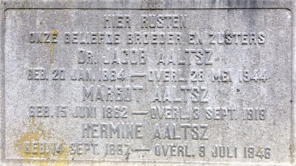 De grafsteen van een broer en twee zussen Aaltsz. Foto: PR