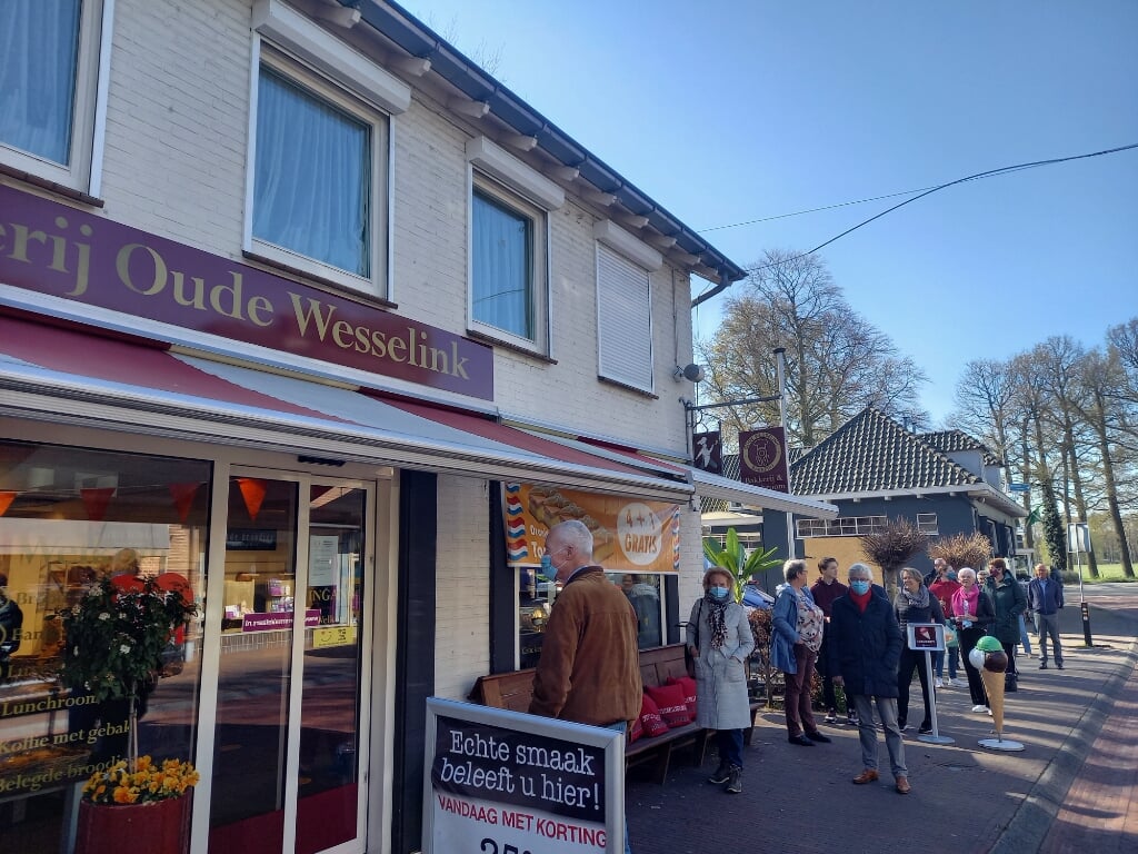Bij Bakkerij Oude Wesselink ontstond een lange rij wachtende mensen die tompoucen hadden besteld. Foto: Jan Hendriksen