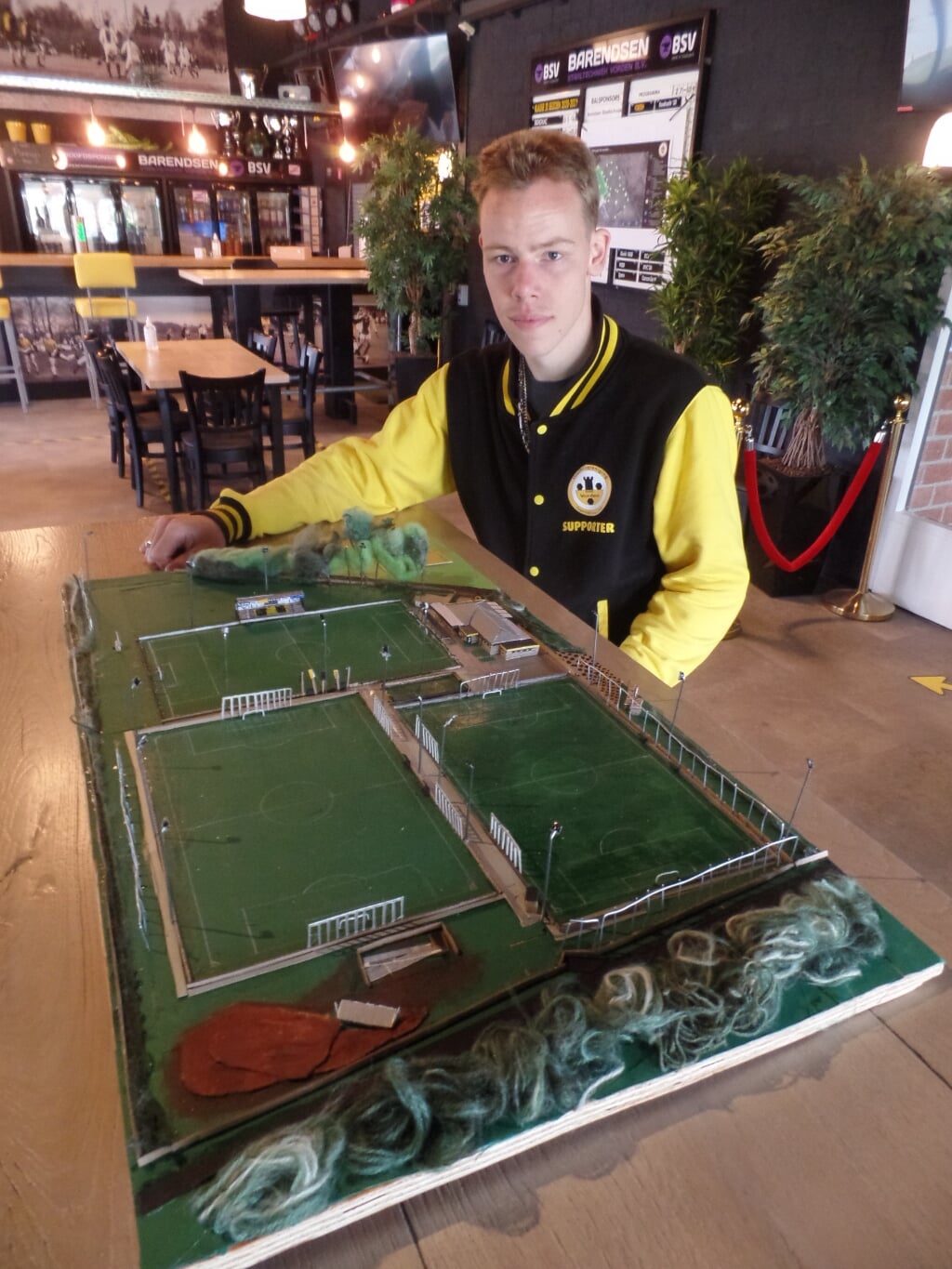Trots presenteerde Damian Piekaar zaterdag zijn maquette van sportpark 't Grote Veld van VV Vorden. Foto: Jan Hendriksen