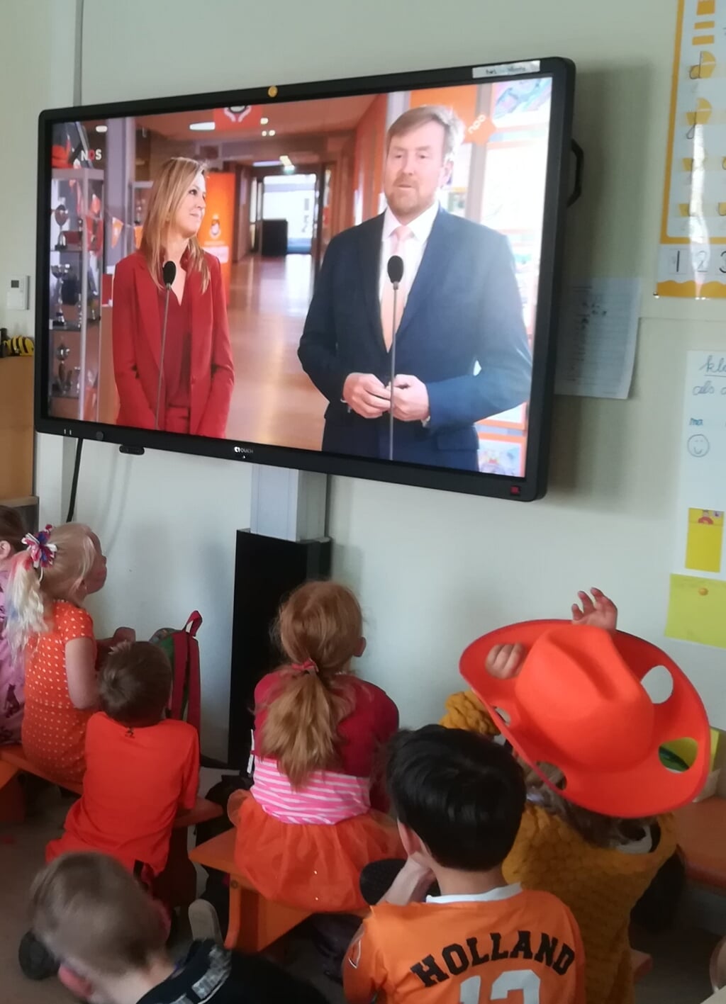Kijken naar de livestream met koning Willem-Alexander. Foto: PR