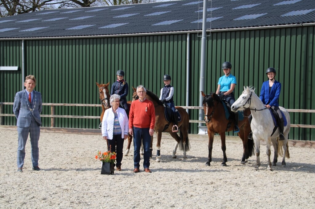 Wim Salemink en zijn vrouw, met vier pony-leden van de PSVA en burgemeester Anton Stapelkamp. Foto: Lydia ter Welle