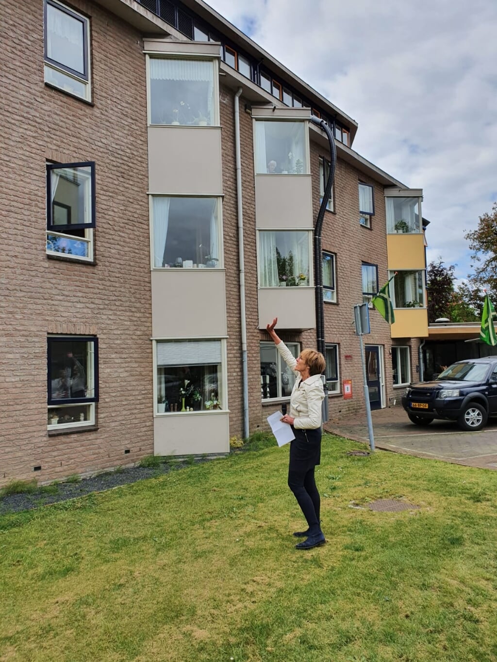 Dat de bewoners geen bezoek mochten ontvangen en alleen maar voor het raam konden zwaaien, heeft burgemeester Bronsvoort veel gedaan. Foto: PR