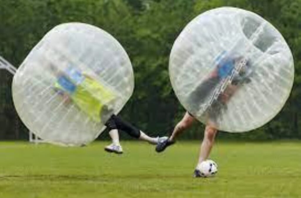 Bubbelbal: voetballen in een grote plastic bal. Foto: PR