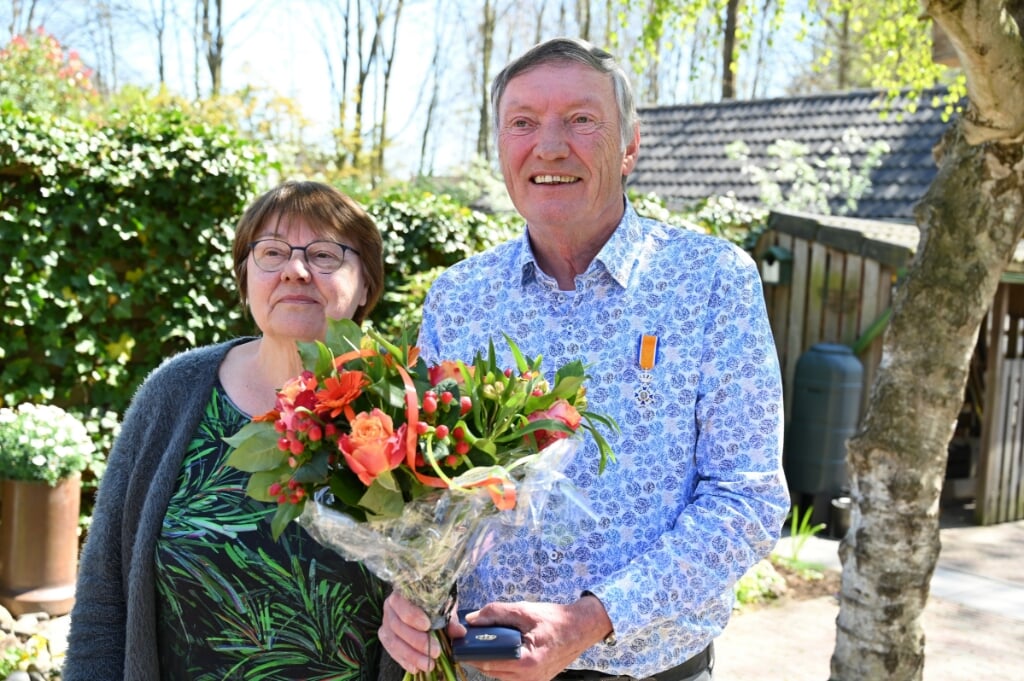 Roelof van Gijssel kreeg zijn onderscheiding opgespeld door zijn vrouw Hilly. Foto: Gemeente Bronckhorst