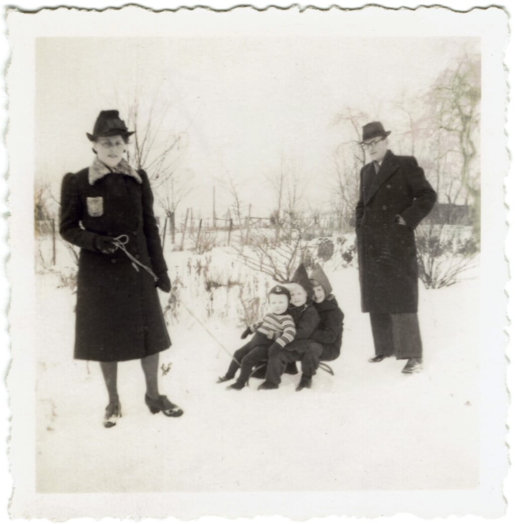 Minke en Rinze met de drie oudste kinderen Stef Henca en Sita - januari 1943.  Privéfoto 