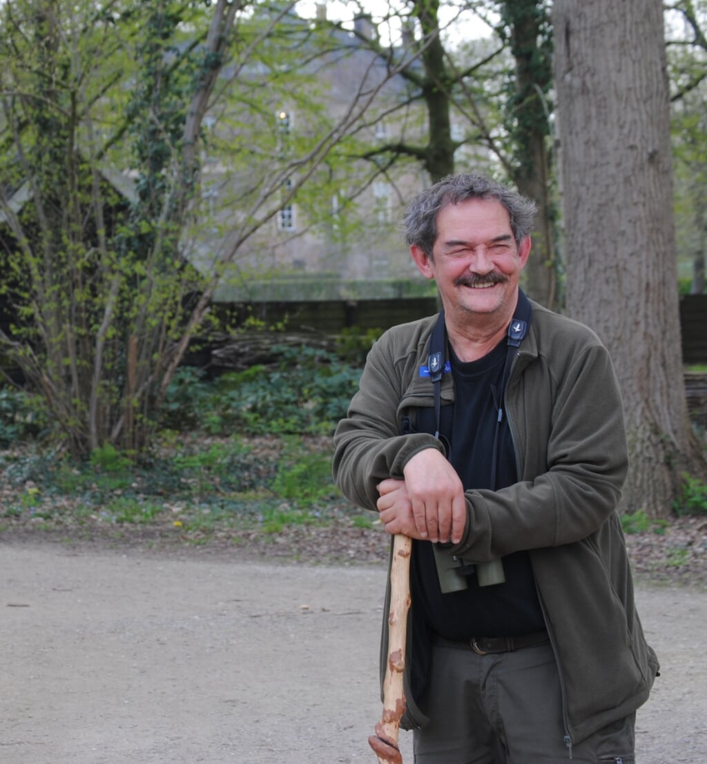 Boswachter Ronald Teunissen in zijn karakteristieke houding, leunend op de 'gedraaide' stok. Foto: Contact 