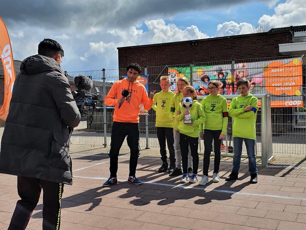 Winnaars zijn Team Groen, zij zijn De Street Captains van De Dorpsschool. Touzani feliciteert hen in de camera met het winnen van de grote beker. Foto: Alice Rouwhorst