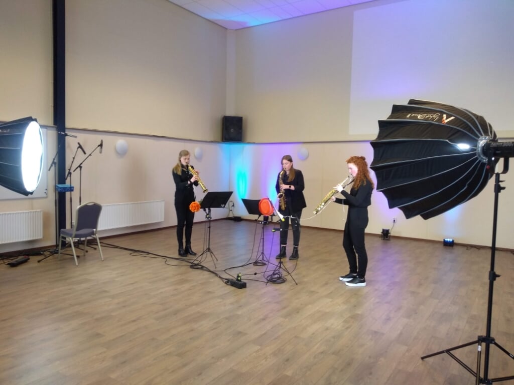 Opnames voor het digitale Koningsdagconcert in de Klephoorn door Ezra te Paske, Arianne Jentink en Loïs Hieltjes. foto PR Eendracht