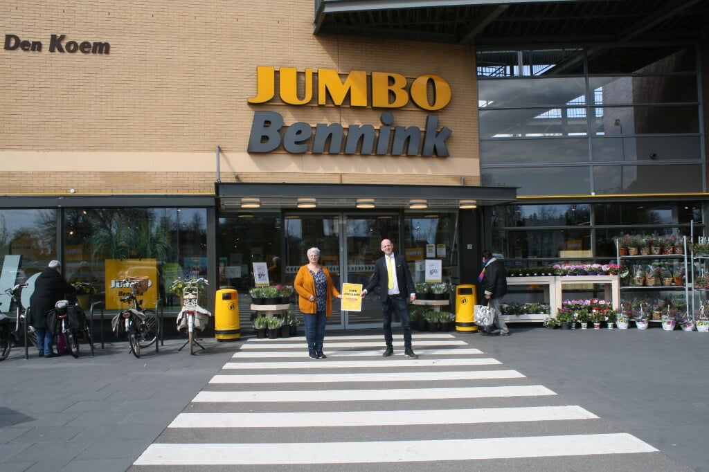 Manita van den Berg en Johan Teunis tonen de Jumbo voedselbank doneeractie. Foto: Dinès Quist 