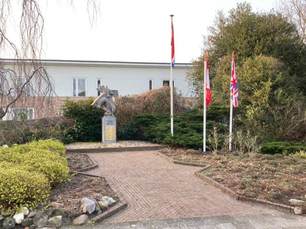 Stichting 4- 5 mei Commissie Ruurlo om vorige week donderdag de nationale vlagen van Canada, Groot-Brittannië en Nederland in top gehesen bij het oorlogsmonument aan ‘t Rikkelder. Foto: PR. 