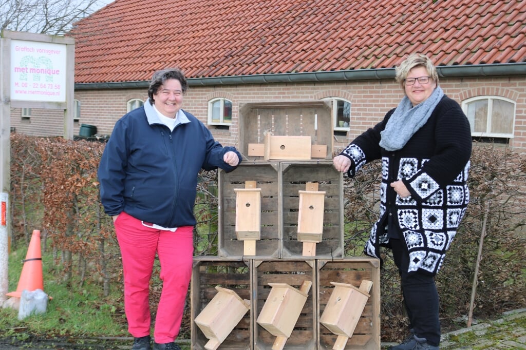 De vogelhuisjesactie van Monique Brokken en Karina van Dijk  bracht veel op voor het KWF. Foto: Arjen Dieperink