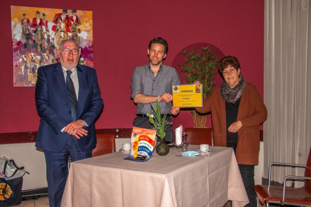 Jaap Flokstra, Maarten Op de Weegh en Annie Peppelman kregen voor het Voedselloket Zelhem een cheque. Foto: Achterhoekfoto.nl/Liesbeth Spaansen